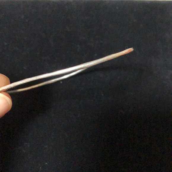 Asymmetrical handmade hammered silver bracelet. - Picture 5 of 5